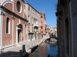 The back alleys of Venice tend to be very quiet and reserved. I can easily imagine myself living on this street canal.