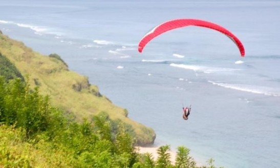 Paragliding over Nusa Dua (c) Clarice Fong